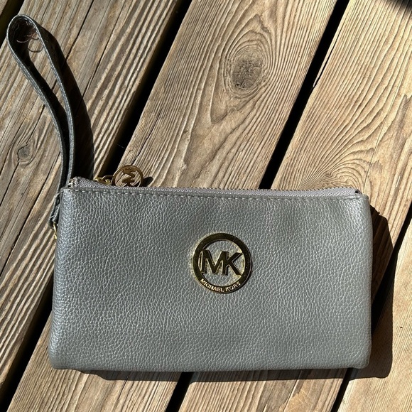 Micheal Kors grey wristlet  / wallet - Picture 4 of 7